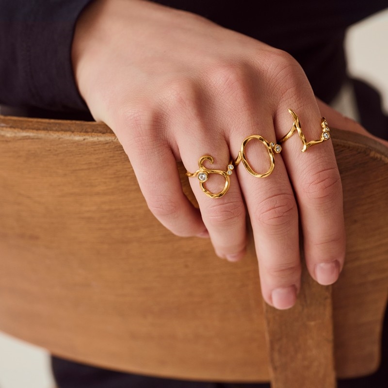 Alfabet ring i forgyldt sølv med bogstavet S fra Maanesten på model